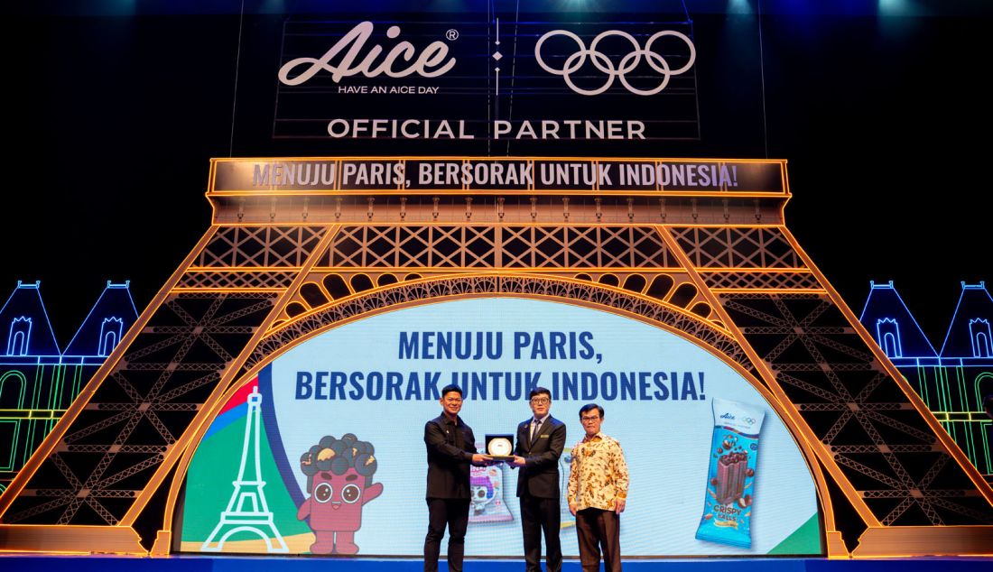 Ketua Umum NOC Indonesia Raja Sapta Oktohari (kiri) foto bersama Chief Executive Officer Aice Group Jack Wang (tengah), dan perwakilan Kemenpora dalam peresmian Aice Group sebagai official ice cream of Timnas Indonesia di ajang Olimpiade Paris 2024, Jakarta Theater, Sarinah, Jumat (5/7). Aice Group menyatakan keseriusannya untuk terus mendukung para atlet Indonesia yang bertanding pada Olimpiade Paris 2024 sebagai official ice cream of Timnas Indonesia. - JPNN.com