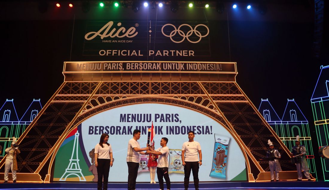 Legenda bulu tangkis Indonesia Susi Susanti (kiri), dan Alan Budikusuma (kedua kiri) secara simbolis melakukan estafet obor kepada atlet Indonesia yang akan bertanding di Olimpiade Paris 2024 di Djakarta Theater, Jakarta, Jumat (5/7). Aice Group menyatakan keseriusannya untuk terus mendukung para atlet Indonesia yang bertanding pada Olimpiade Paris 2024 sebagai official ice cream of Timnas Indonesia. - JPNN.com