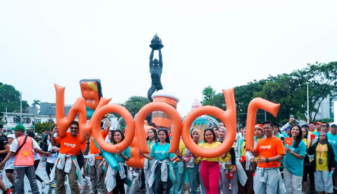 Peserta saat mengikuti fun walk Wondr Parade pada Hari Bebas Kendaraan Bermotor (HBKB) di Jakarta, Minggu (7/7). Kegiatan Wondr Parade merupakan bagian dari rangkaian perayaan HUT Ke-78 BNI dan peluncuran aplikasi perbankan Wondr dari BNI yang diikuti 2.500 peserta dari jajaran dan pegawai BNI hingga anggota komunitas BNI. - JPNN.com