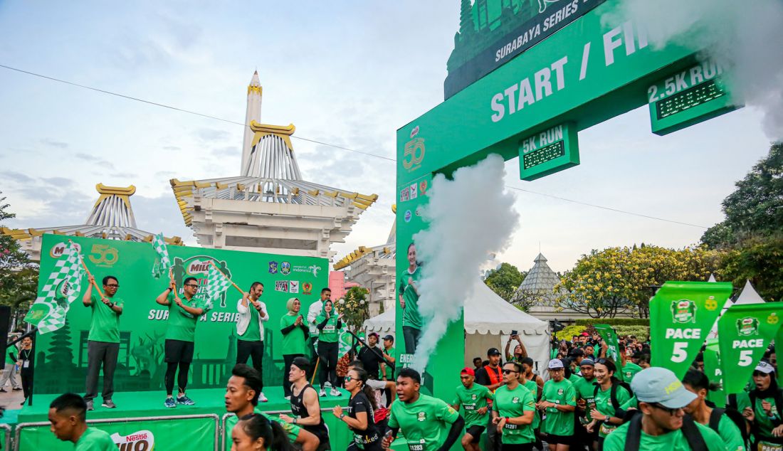 Kepala Dinas Pertanian dan Ketahanan Pangan Provinsi Jawa Timur Didyk Rudy Prasetya (kiri), Kepala Dinas Pemuda dan Olahraga Provinsi Jawa Timur Moh Ali Kuncoro (kedua kiri) dan Business Executive Officer Beverages & Culinary Dairy Business Unit PT Nestlé Indonesia Alaa Shaaban (ketiga kiri) didampingi Kepala Dinas Peternakan Provinsi Jawa Timur Indyah Aryani (keempat kiri) melepas para pelari kategori 5K Road to MILO ACTIV Indonesia Race 2024 Surabaya Series di Tugu Pahlawan, Surabaya, Jawa Timur (7/7). - JPNN.com