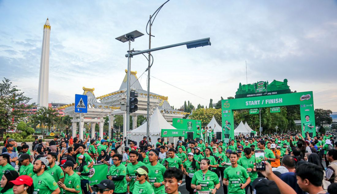 Para peserta Road to MILO ACTIV Indonesia Race 2024 Surabaya Series melewati kawasan ikonik Surabaya mulai dari Tugu Pahlawan, Kawasan Wisata Heritage Zona Eropa Kota Lama Surabaya dan Chinatown pada Minggu pagi (7/7). Road to MILO ACTIV Indonesia Race 2024 merupakan wujud konsistensi Nestlé MILO dalam menghadirkan wadah olahraga bagi semua kalangan usia. Nestlé MILO juga terus menginspirasi orang tua. - JPNN.com