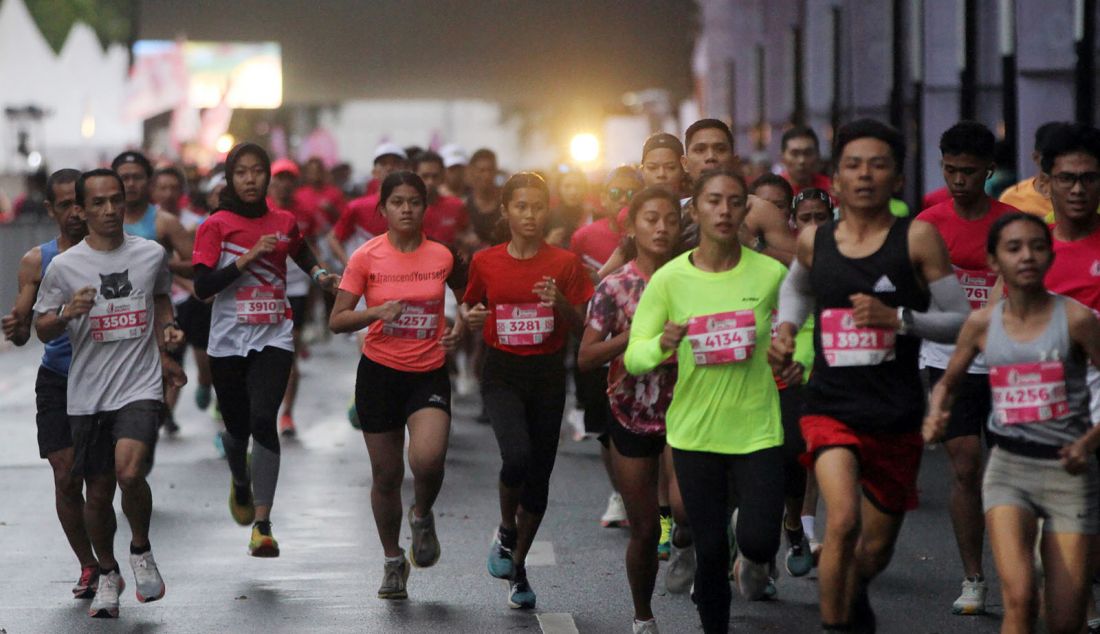 Peserta saat mengikuti Smartfren Run 2024 di Plaza Parkir Timur Senayan, Jakarta, Minggu (7/7). Smartfren berharap acara yang diikuti 3.000 pelari ini dapat mendukung terwujudnya gaya hidup sehat untuk seluruh masyarakat Indonesia. - JPNN.com