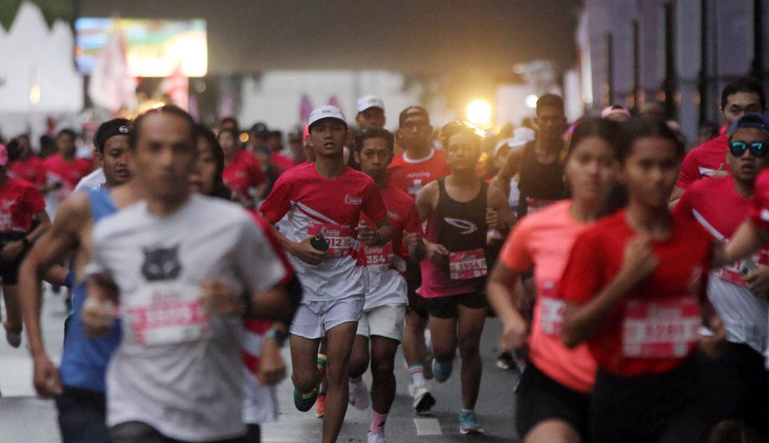 Peserta saat mengikuti Smartfren Run 2024 di Plaza Parkir Timur Senayan, Jakarta, Minggu (7/7). Smartfren berharap acara yang diikuti 3.000 pelari ini dapat mendukung terwujudnya gaya hidup sehat untuk seluruh masyarakat Indonesia. - JPNN.com