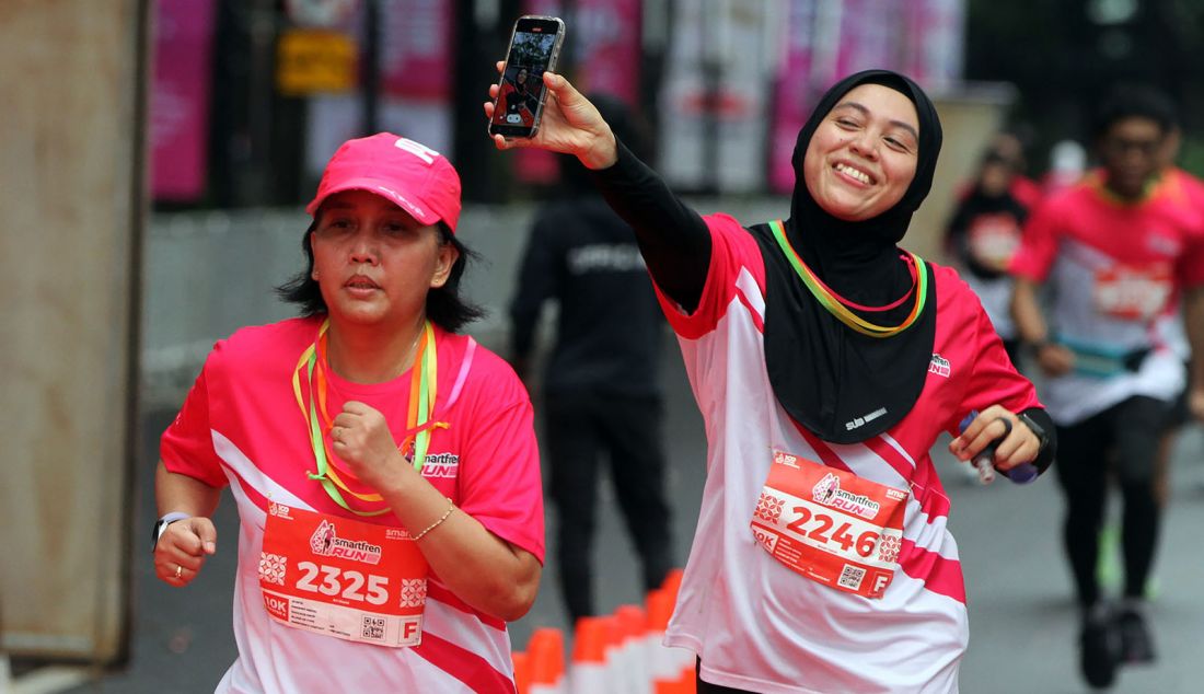 Peserta saat mengikuti Smartfren Run 2024 di Plaza Parkir Timur Senayan, Jakarta, Minggu (7/7). Smartfren berharap acara yang diikuti 3.000 pelari ini dapat mendukung terwujudnya gaya hidup sehat untuk seluruh masyarakat Indonesia. - JPNN.com