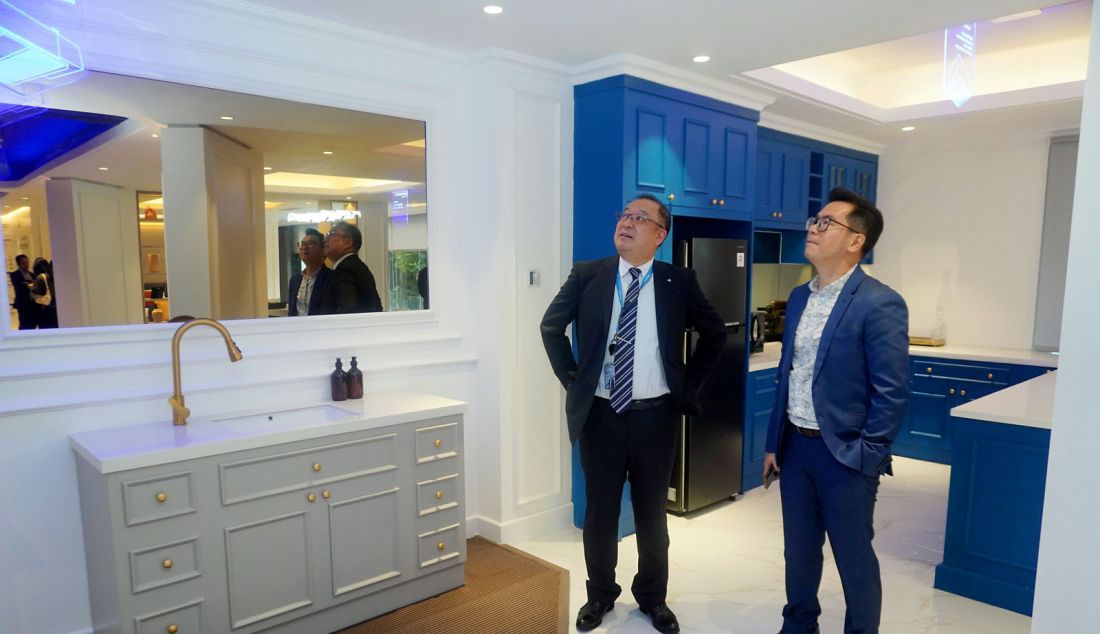 Presiden Direktur PT Daikin Air Conditioning Indonesia Shinji Miyata (kiri) berbincang dengan pemilik Daikin Proshop Showroom Sthira Nusantara Phang Sugiarto saat meresmikan Daikin Proshop Showroom, Jakarta, Jumat (5/7). Showroom terbesar di Jabodetabek ini menawarkan solusi lengkap tata Udara untuk hunian modern dan bangunan light commercial serta mendukung pemasaran lini produk AC Home Central. - JPNN.com