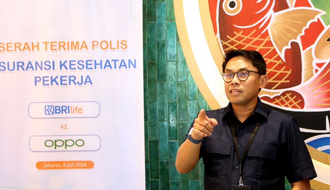 Direktur Utama BRI Life Aris Hartanto saat menyerahkan polis Asuransi Professional Group Health kepada Manajemen PT. World Innovative Telecommunication (OPPO) terkait penyelenggaraan asuransi karyawan OPPO, Jakarta, Senin (8/7). PT. Asuransi BRI Life terus mengokohkan eksistensinya sebagai perusahaan asuransi jiwa yang secara konsisten memberikan perlindungan asuransi kesehatan bagi masyarakat luas. - JPNN.com