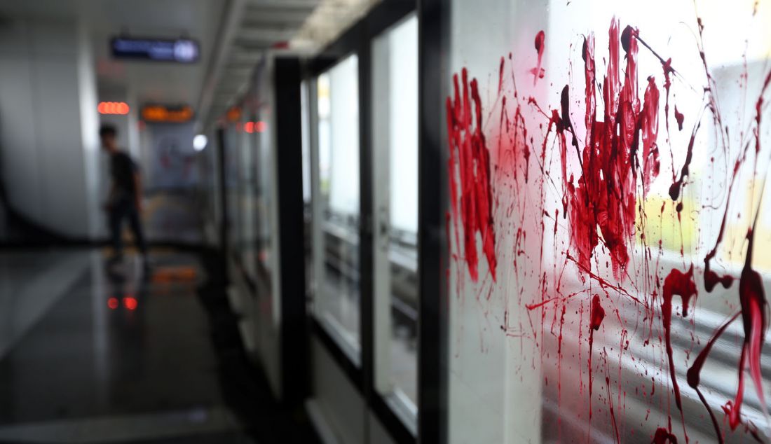 Pengunjung saat kegiatan Train to Apocalypse No Way Out di Stasiun Pegangsaan Dua LRT Jakarta, kamis (11/7). Train to Apocalypse merupakan wahana kereta zombie di mana traveler akan merasakan sensasi dikejar zombie seperti dalam film. Wahana Train to Apocalypse digelar tanggal 5 Juli sampai 18 Agustus 2024 dengan harga hari biasa 75 ribu dan hari Sabtu Minggu Rp 100 ribu. - JPNN.com