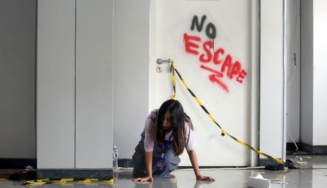 Pengunjung saat kegiatan Train to Apocalypse No Way Out di Stasiun Pegangsaan Dua LRT Jakarta, kamis (11/7). Train to Apocalypse merupakan wahana kereta zombie di mana traveler akan merasakan sensasi dikejar zombie seperti dalam film. Wahana Train to Apocalypse digelar tanggal 5 Juli sampai 18 Agustus 2024 dengan harga hari biasa 75 ribu dan hari Sabtu Minggu Rp 100 ribu. - JPNN.com