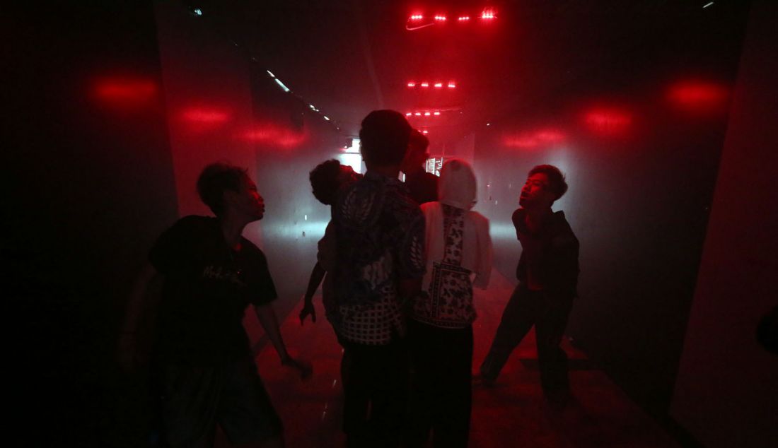 Pengunjung saat kegiatan Train to Apocalypse No Way Out di Stasiun Pegangsaan Dua LRT Jakarta, kamis (11/7). Train to Apocalypse merupakan wahana kereta zombie di mana traveler akan merasakan sensasi dikejar zombie seperti dalam film. Wahana Train to Apocalypse digelar tanggal 5 Juli sampai 18 Agustus 2024 dengan harga hari biasa 75 ribu dan hari Sabtu Minggu Rp 100 ribu. - JPNN.com