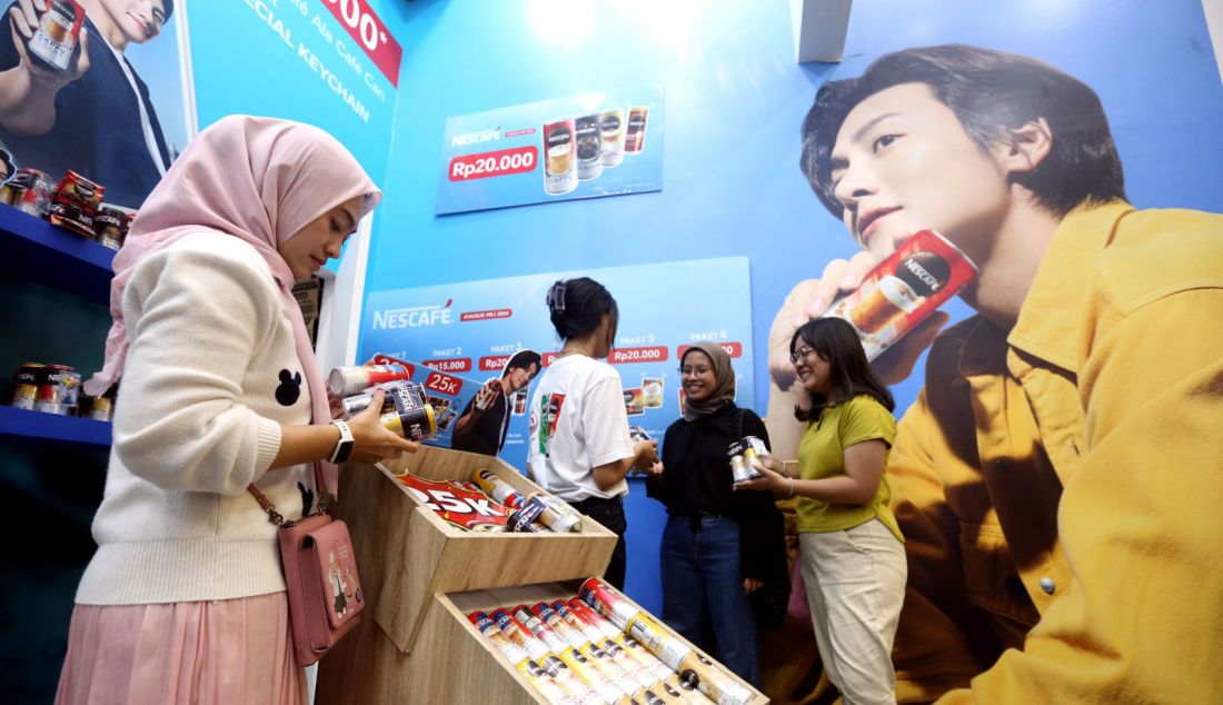 Pengunjung saat memilih salah satu produk Ready to Drink dari kopi legendaris Nescafe di booth yang ada di Pekan Raya Jakarta (PRJ) Kemayoran, Jakarta, Sabtu (13/7). Dalam rangka memperkenalkan Brand Ambassador terbarunya Ji Chang Wook sekaligus perayaan penutupan acara Pekan Raya Jakarta 2024, Nescafe menyelenggarakan pertunjukan drone bernama Nescafe Sky Show. - JPNN.com