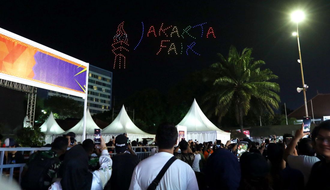 Pengunjung saat menyaksikan pertunjukan drone bernama Nescafe Sky Show di Pekan Raya Jakarta (PRJ) Kemayoran, Jakarta, Sabtu (13/7). Dalam rangka memperkenalkan Brand Ambassador terbarunya Ji Chang Wook sekaligus perayaan penutupan acara Pekan Raya Jakarta 2024, Nescafe menyelenggarakan pertunjukan drone bernama Nescafe Sky Show. - JPNN.com