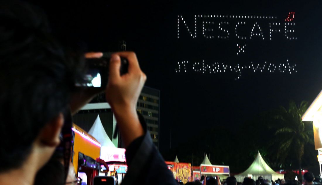 Pengunjung saat menyaksikan pertunjukan drone bernama Nescafe Sky Show di Pekan Raya Jakarta (PRJ) Kemayoran, Jakarta, Sabtu (13/7). Dalam rangka memperkenalkan Brand Ambassador terbarunya Ji Chang Wook sekaligus perayaan penutupan acara Pekan Raya Jakarta 2024, Nescafe menyelenggarakan pertunjukan drone bernama Nescafe Sky Show. - JPNN.com