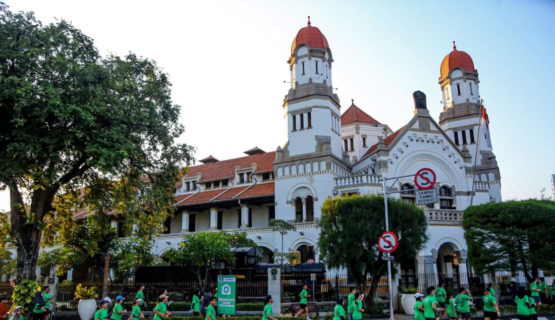 Peserta mengikuti Road to MILO ACTIV Indonesia Race 2024 Semarang di Plaza Gajah Mada, Semarang (14/7). Nestle MILO berkomitmen mendorong masyarakat dari berbagai kalangan usia, mulai anak-anak hingga lanjut usia untuk menerapkan gaya hidup aktif, misalnya dengan berlari. - JPNN.com