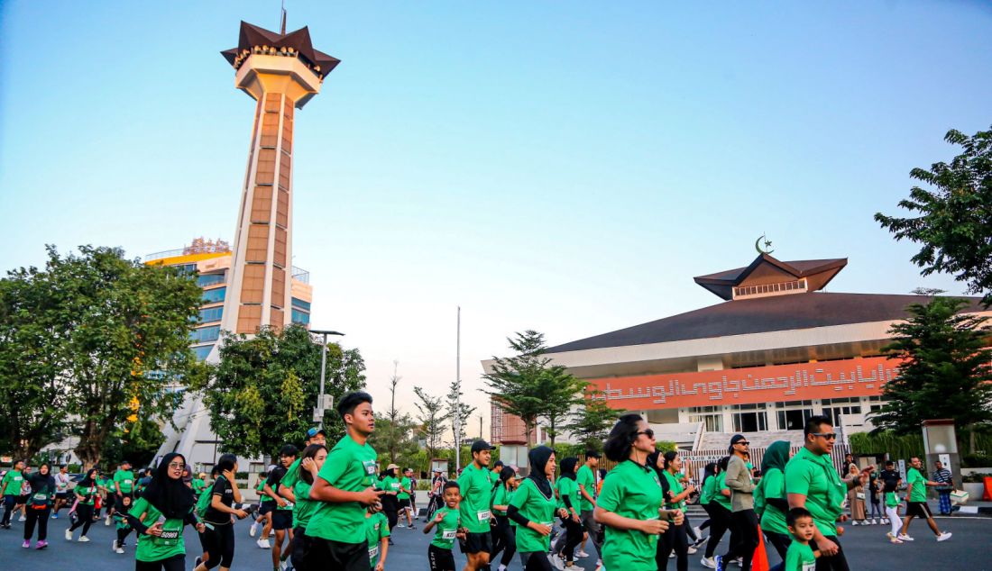 Peserta mengikuti Road to MILO ACTIV Indonesia Race 2024 Semarang di Plaza Gajah Mada, Semarang (14/7). Nestle MILO berkomitmen mendorong masyarakat dari berbagai kalangan usia, mulai anak-anak hingga lanjut usia untuk menerapkan gaya hidup aktif, misalnya dengan berlari. - JPNN.com