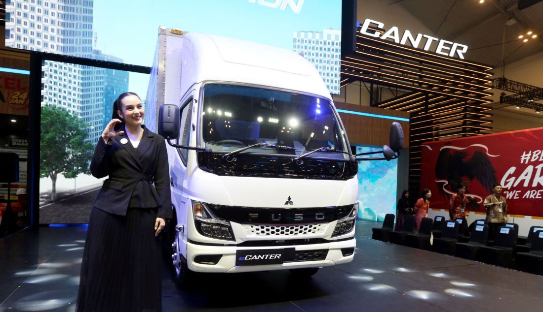 Chelsea Islan saat meluncurkan Mitsubishi Fuso eCanter pada ajang GIIAS 2024 di ICE BSD, Kabupaten Tangerang, Banten, Rabu (17/7). Truk listrik eCanter dengan baterai ukuran M berkapasitas 83kWh yang mampu menempuh jarak 140KM dengan GVW sebesar 6 ton. Truk eCanter ini, hadir dengan panjang wheelbase 3,4 meter dan torsi yang besar cocok untuk mengangkut muatan dengan volume maksimal. Design chassisnya yang rata memudahkan konsumen dalam proses pembuatan karoseri. - JPNN.com