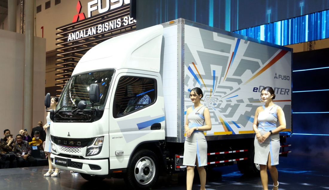 Truk Mitsubishi Fuso eCanter pada ajang GIIAS 2024 di ICE BSD, Kabupaten Tangerang, Banten, Rabu (17/7). Truk listrik eCanter dengan baterai ukuran M berkapasitas 83kWh yang mampu menempuh jarak 140KM dengan GVW sebesar 6 ton. Truk eCanter ini, hadir dengan panjang wheelbase 3,4 meter dan torsi yang besar cocok untuk mengangkut muatan dengan volume maksimal. Design chassisnya yang rata memudahkan konsumen dalam proses pembuatan karoseri. - JPNN.com