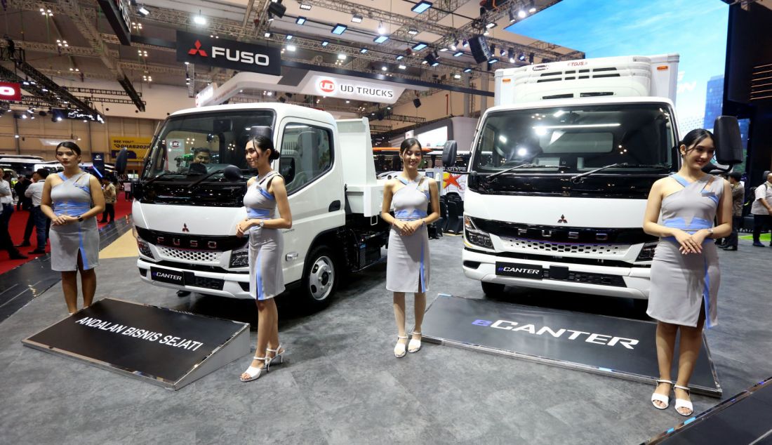 Truk Mitsubishi Fuso eCanter pada ajang GIIAS 2024 di ICE BSD, Kabupaten Tangerang, Banten, Rabu (17/7). Truk listrik eCanter dengan baterai ukuran M berkapasitas 83kWh yang mampu menempuh jarak 140KM dengan GVW sebesar 6 ton. Truk eCanter ini, hadir dengan panjang wheelbase 3,4 meter dan torsi yang besar cocok untuk mengangkut muatan dengan volume maksimal. Design chassisnya yang rata memudahkan konsumen dalam proses pembuatan karoseri. - JPNN.com