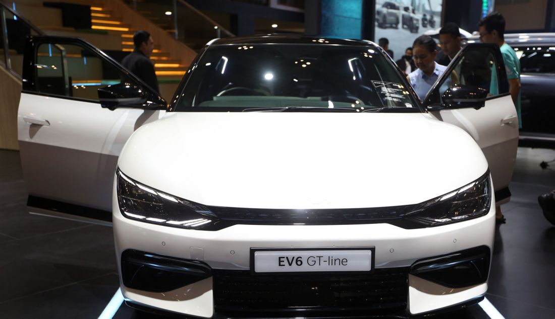 Mobil Kia EV6 GT-Line saat dipameran otomotif Gaikindo Indonesia International Auto Show (GIIAS) 2024 di ICE BSD, Kabupaten Tangerang, Banten, Kamis (18/7). Mobil listrik ini dilengkapi dengan dual motor berpenggerak All Wheel Drive yang mampu menyalurkan tenaga hingga 320 dk dan torsi 605 Nm, baterai kapasitas 77,4 kWh dan kelistrikan 800 volt, dapat terus melaju sejauh 506 km dan pengisian daya baterai 7 jam apabila menggunakan pengisian daya Wall Charger berarus AC dengan daya 11 kW. - JPNN.com