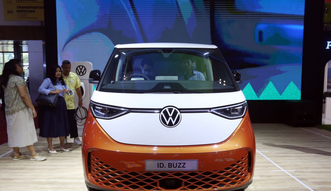 VW ID. Buzz saat dipameran otomotif Gaikindo Indonesia International Auto Show (GIIAS) 2024 di ICE BSD, Kabupaten Tangerang, Banten, Kamis (18/7). VW ID.Buzz ini disematkan baterai 82 kWh dan dipadu motor listrik di roda belakang yang dapat menghasilkan output 200 dk dan torsi maksimum 310 Nm. Minivan 6 penumpang dengan kabin lega ini dapat menjangkau jarak hingga 480 km dalam sekali pengisian daya listrik. - JPNN.com