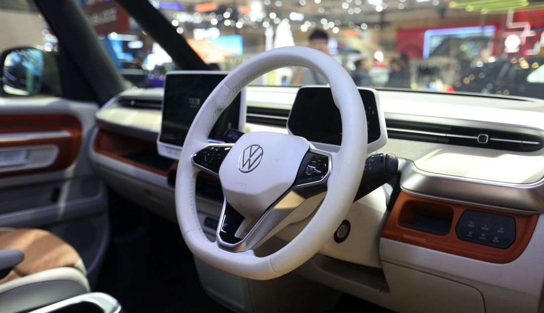 VW ID. Buzz saat dipameran otomotif Gaikindo Indonesia International Auto Show (GIIAS) 2024 di ICE BSD, Kabupaten Tangerang, Banten, Kamis (18/7). VW ID.Buzz ini disematkan baterai 82 kWh dan dipadu motor listrik di roda belakang yang dapat menghasilkan output 200 dk dan torsi maksimum 310 Nm. Minivan 6 penumpang dengan kabin lega ini dapat menjangkau jarak hingga 480 km dalam sekali pengisian daya listrik. - JPNN.com