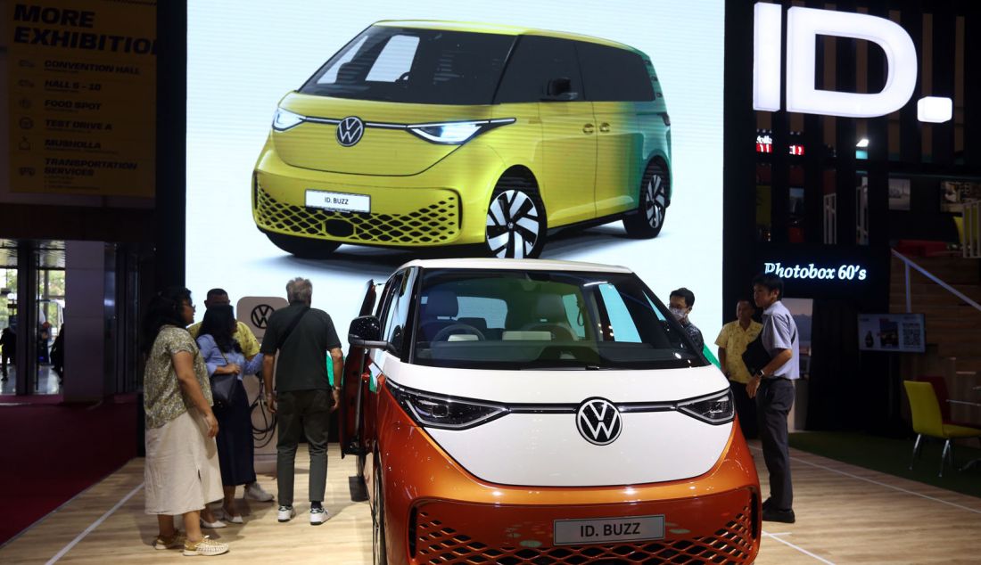 VW ID. Buzz saat dipameran otomotif Gaikindo Indonesia International Auto Show (GIIAS) 2024 di ICE BSD, Kabupaten Tangerang, Banten, Kamis (18/7). VW ID.Buzz ini disematkan baterai 82 kWh dan dipadu motor listrik di roda belakang yang dapat menghasilkan output 200 dk dan torsi maksimum 310 Nm. Minivan 6 penumpang dengan kabin lega ini dapat menjangkau jarak hingga 480 km dalam sekali pengisian daya listrik. - JPNN.com