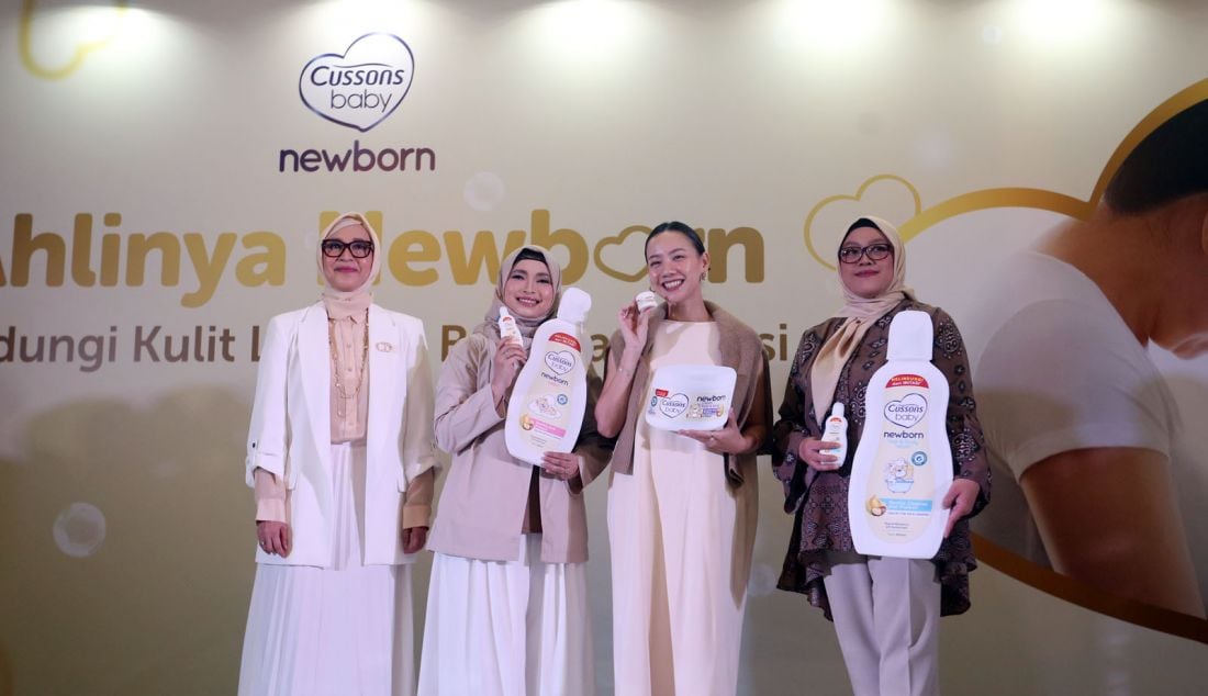 kiri: Dokter Spesialis Anak di RS Brawijaya Antasari Jakarta Dr. Attila Dewanti Poerboyo Sp.A (K), R&D Team Cussons Baby Dian Hamsah, Content Creator Natasha Surya dan Head of Brand Deployment Cussons Baby Rahma Anna Setyani saat acara Cussons Baby Newborn Sebagai #AhlinyaNewborn, Jakarta, Jumat (19/7). Cussons Baby mengembangkan formula baru pada rangkaian produk Cussons Baby Newborn sebagai #AhlinyaNewborn yang diperkaya dengan keutamaan formula organik alami seperti Ceramide, Shea Butter, dan Oat yang dapat melindungi kulit bayi baru lahir dari iritasi dan mengunci kelembaban hingga 24 jam dengan penggunaan teratur. - JPNN.com