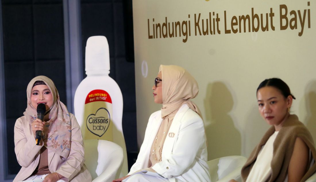 kiri: R&D Team Cussons Baby Dian Hamsah, Dokter Spesialis Anak di RS Brawijaya Antasari Jakarta Dr. Attila Dewanti Poerboyo Sp.A (K) dan Content Creator Natasha Surya saat acara Cussons Baby Newborn Sebagai #AhlinyaNewborn, Jakarta, Jumat (19/7). Cussons Baby mengembangkan formula baru pada rangkaian produk Cussons Baby Newborn sebagai #AhlinyaNewborn yang diperkaya dengan keutamaan formula organik alami seperti Ceramide, Shea Butter, dan Oat yang dapat melindungi kulit bayi baru lahir dari iritasi dan mengunci kelembaban hingga 24 jam dengan penggunaan teratur. - JPNN.com