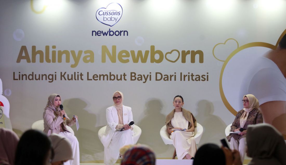 kiri: R&D Team Cussons Baby Dian Hamsah, Dokter Spesialis Anak di RS Brawijaya Antasari Jakarta Dr. Attila Dewanti Poerboyo Sp.A (K), Content Creator Natasha Surya dan Head of Brand Deployment Cussons Baby Rahma Anna Setyani saat acara Cussons Baby Newborn Sebagai #AhlinyaNewborn, Jakarta, Jumat (19/7). Cussons Baby mengembangkan formula baru pada rangkaian produk Cussons Baby Newborn sebagai #AhlinyaNewborn yang diperkaya dengan keutamaan formula organik alami seperti Ceramide, Shea Butter, dan Oat yang dapat melindungi kulit bayi baru lahir dari iritasi dan mengunci kelembaban hingga 24 jam dengan penggunaan teratur. - JPNN.com