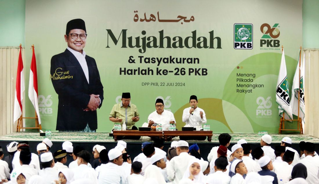 Ketua Panitia Harlah ke-26 PKB Cucun A. Syamsurijal didampingi Sekretaris Harlah PKB Bambang Susanto saat acara santunan anak yatim di Kantor DPP PKB, Jakarta, Senin (22/7). - JPNN.com