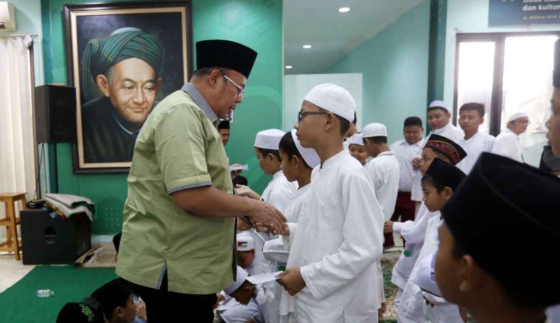 Ketua Panitia Harlah ke-26 PKB Cucun A. Syamsurijal saat menyantuni anak yatim di Kantor DPP PKB, Jakarta, Senin (22/7). - JPNN.com