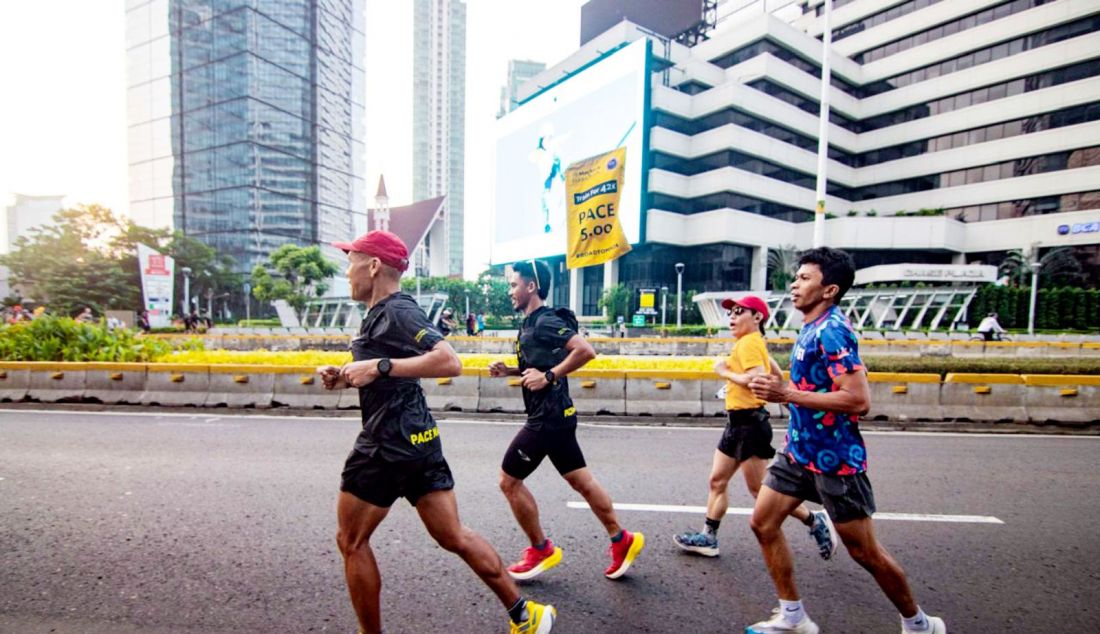 Pelari berlatih dalam Road to Maybank Marathon 2024 di kawasan Sudirman, Jakarta, Minggu (21/7). Program latihan rutin yang diadakan setiap akhir pekan ini menjadi bagian dari rangkaian persiapan fisik menjelang ajang kompetisi lari bergengsi Maybank Marathon 2024 di Bali United Training Center pada 25 Agustus 2024. - JPNN.com