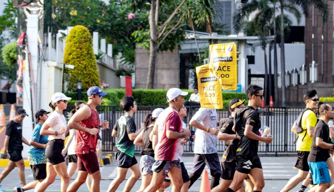 Pelari berlatih dalam Road to Maybank Marathon 2024 di kawasan Sudirman, Jakarta, Minggu (21/7). Program latihan rutin yang diadakan setiap akhir pekan ini menjadi bagian dari rangkaian persiapan fisik menjelang ajang kompetisi lari bergengsi Maybank Marathon 2024 di Bali United Training Center pada 25 Agustus 2024. - JPNN.com