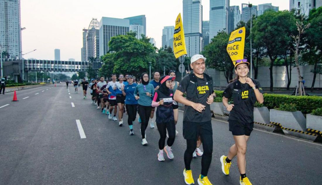 Pelari berlatih dalam Road to Maybank Marathon 2024 di kawasan Sudirman, Jakarta, Minggu (21/7). Program latihan rutin yang diadakan setiap akhir pekan ini menjadi bagian dari rangkaian persiapan fisik menjelang ajang kompetisi lari bergengsi Maybank Marathon 2024 di Bali United Training Center pada 25 Agustus 2024. - JPNN.com