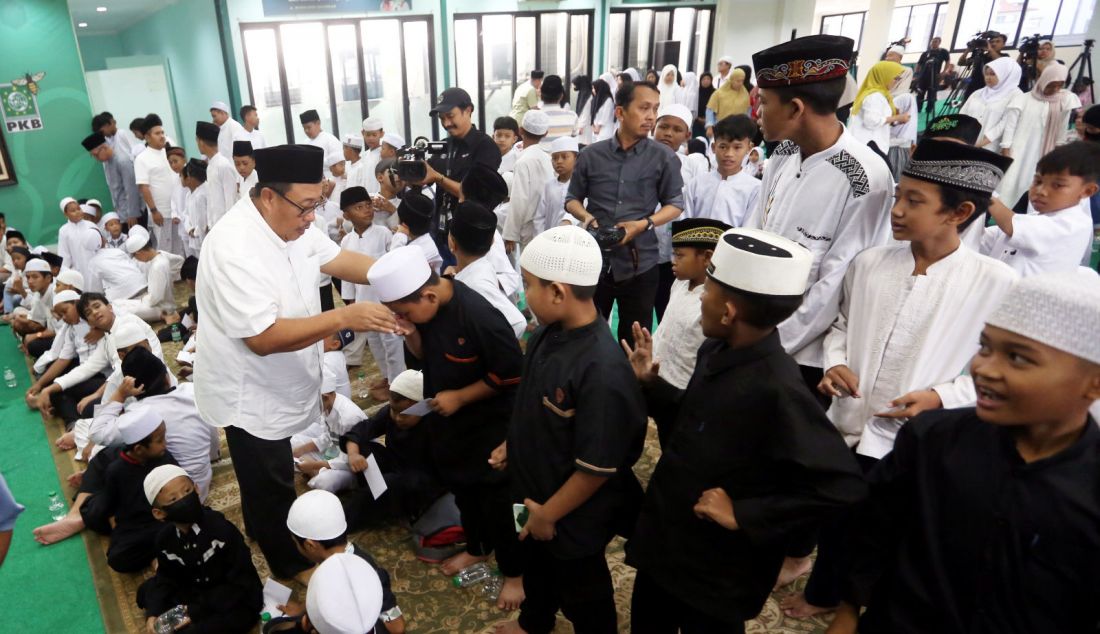 Sekretaris Harlah ke-26 PKB Bambang Susanto saat menyantuni anak yatim di Kantor DPP PKB, Jakarta, Senin (22/7). - JPNN.com