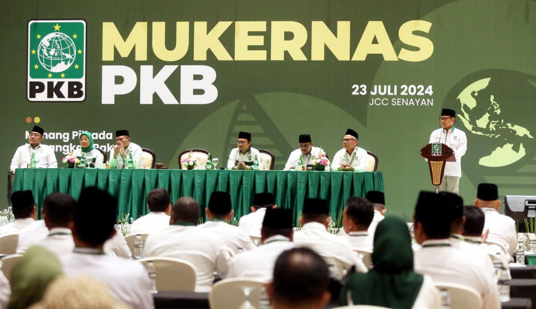 Ketua Umum Partai Kebangkitan Bangsa (PKB) Muhaimin Iskandar bersama jajarannya dalam pembukaan Musyawarah Kerja Nasional (Mukernas) PKB di JCC Senayan, Jakarta, Selasa (23/7). Mukernas tersebut mengangkat tema Menang Pilkada Menangkan Rakyat. - JPNN.com