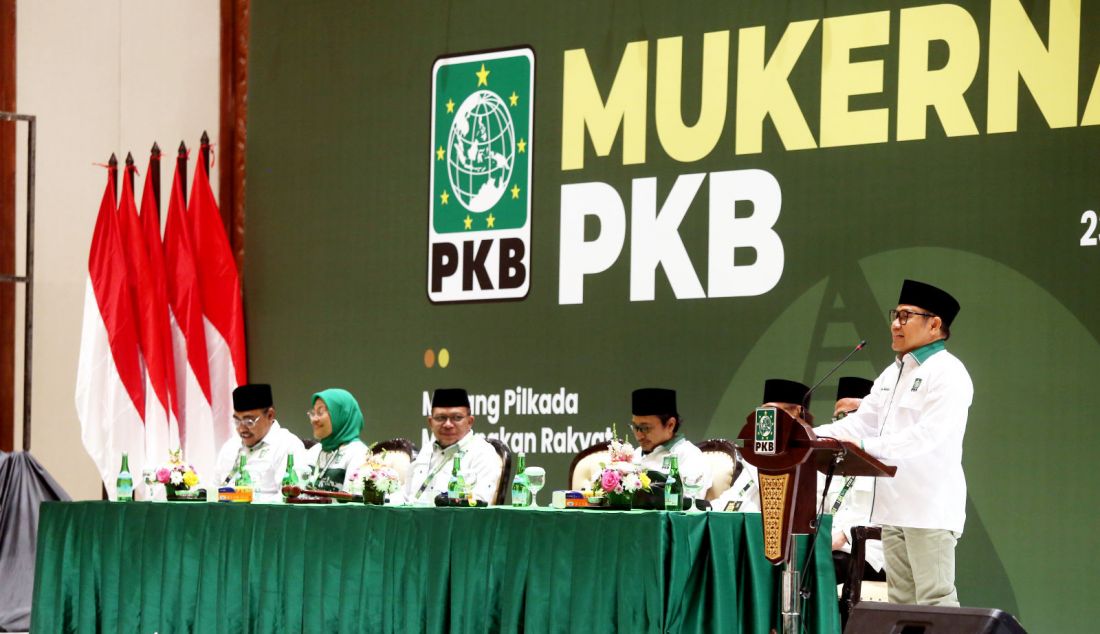 Ketua Umum Partai Kebangkitan Bangsa (PKB) Muhaimin Iskandar bersama jajarannya dalam pembukaan Musyawarah Kerja Nasional (Mukernas) PKB di JCC Senayan, Jakarta, Selasa (23/7). Mukernas tersebut mengangkat tema Menang Pilkada Menangkan Rakyat. - JPNN.com