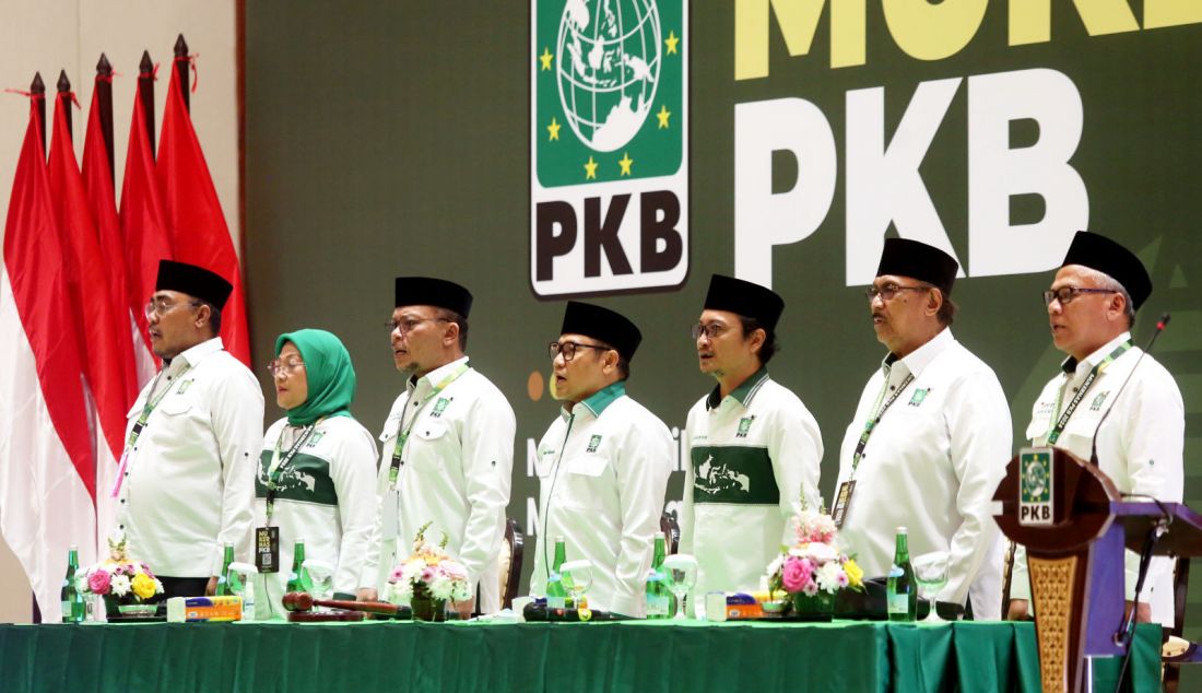 Ketua Umum Partai Kebangkitan Bangsa (PKB) Muhaimin Iskandar bersama jajarannya dalam pembukaan Musyawarah Kerja Nasional (Mukernas) PKB di JCC Senayan, Jakarta, Selasa (23/7). Mukernas tersebut mengangkat tema Menang Pilkada Menangkan Rakyat. - JPNN.com