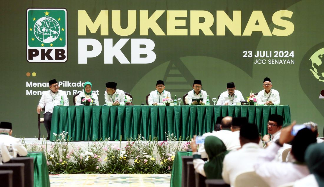 Ketua Umum Partai Kebangkitan Bangsa (PKB) Muhaimin Iskandar bersama jajarannya dalam pembukaan Musyawarah Kerja Nasional (Mukernas) PKB di JCC Senayan, Jakarta, Selasa (23/7). Mukernas tersebut mengangkat tema Menang Pilkada Menangkan Rakyat. - JPNN.com