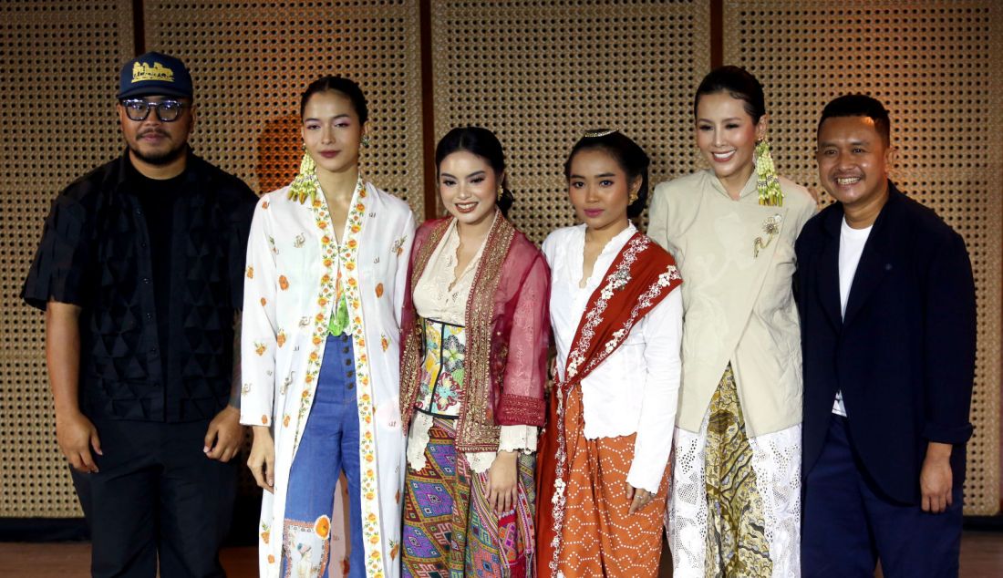 Kiri: Sutradara Bramsky, Aktris Putri Marino, Syandria Kameron, Woro Mustiko, Program Director Bakti Budaya Djarum Foundation Renitasari Adrian dan konseptor dan penata busana Hagai Pakan pada konferensi pers jelang penayangan perdana film pendek Kebaya Kala Kini di Galeri Indonesia Kaya, Jakarta, Selasa (23/7). Bakti Budaya Djarum Foundation merilis film pendek Kebaya Kala Kini yang menggambarkan kebaya sebagai bagian dari identitas perempuan Indonesia dan dapat disaksikan melalui YouTube Indonesia Kaya pada 24 Juli 2024 bertepatan dengan Hari Kebaya Nasional. - JPNN.com