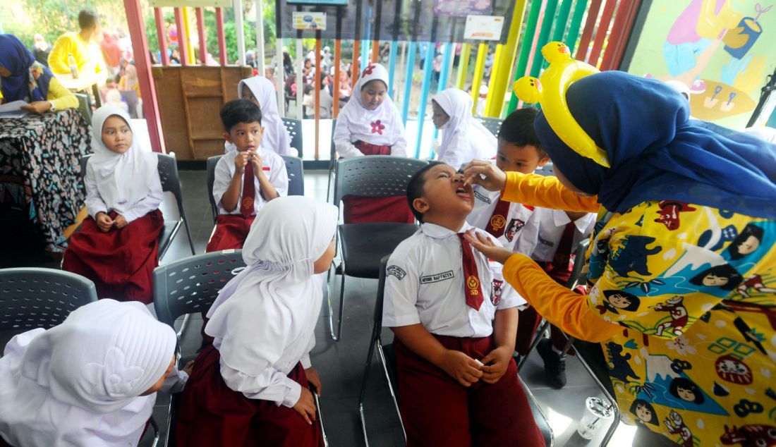 Pekan Imunisasi Nasional 2024 di Ruang Publik Terpadu Ramah Anak (RPTRA) Shibi, Srengseng Sawah, Jakarta Selatan, Selasa (23/7). Kemenkes menggelar Pekan Imunisasi Nasional (PIN) Polio tahap kedua. - JPNN.com