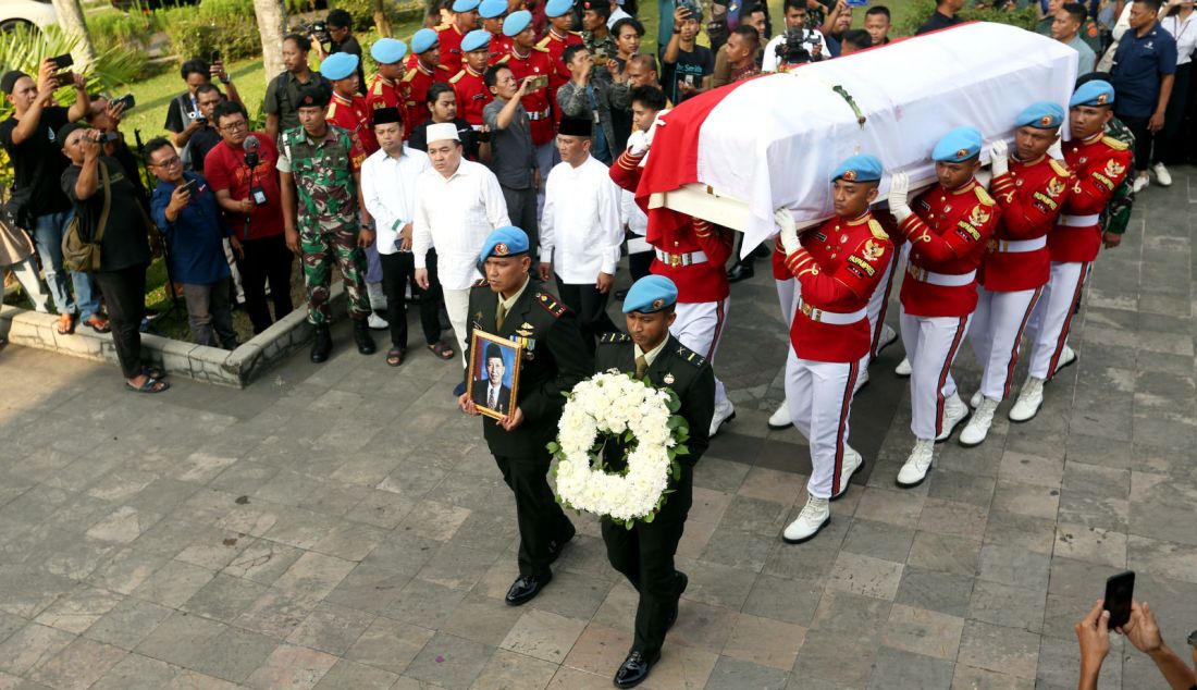 Prosesi pemakaman almarhum Wakil Presiden ke-9 Hamzah Haz secara militer di Yayasan Al-Ikhlas Cisarua, Kabupaten Bogor, Jawa Barat, Rabu (24/7). Wakil Presiden ke-9 Hamzah Haz wafat, Rabu pagi, pukul 09.30 WIB pada usia 84 tahun. - JPNN.com