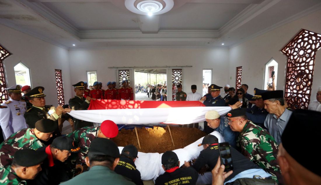 Prosesi pemakaman almarhum Wakil Presiden ke-9 Hamzah Haz secara militer di Yayasan Al-Ikhlas Cisarua, Kabupaten Bogor, Jawa Barat, Rabu (24/7). Wakil Presiden ke-9 Hamzah Haz wafat, Rabu pagi, pukul 09.30 WIB pada usia 84 tahun. - JPNN.com