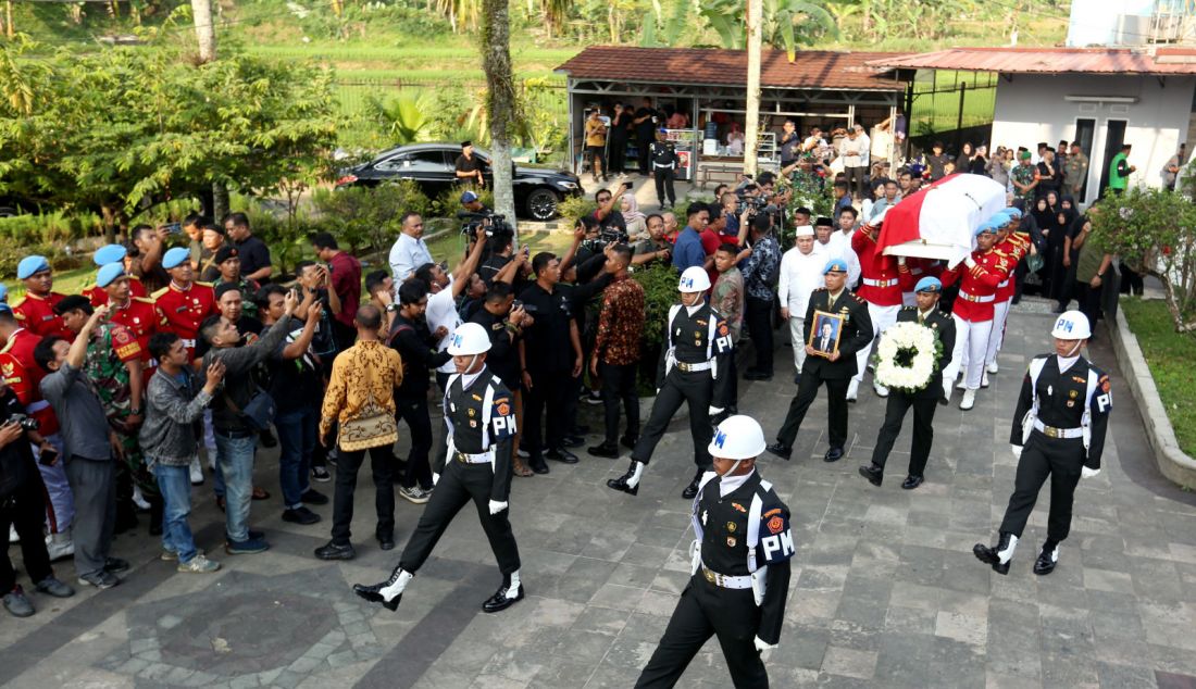 Prosesi pemakaman almarhum Wakil Presiden ke-9 Hamzah Haz secara militer di Yayasan Al-Ikhlas Cisarua, Kabupaten Bogor, Jawa Barat, Rabu (24/7). Wakil Presiden ke-9 Hamzah Haz wafat, Rabu pagi, pukul 09.30 WIB pada usia 84 tahun. - JPNN.com