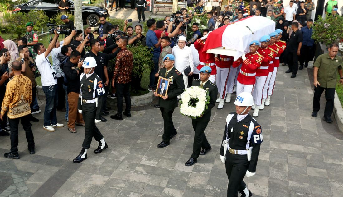 Prosesi pemakaman almarhum Wakil Presiden ke-9 Hamzah Haz secara militer di Yayasan Al-Ikhlas Cisarua, Kabupaten Bogor, Jawa Barat, Rabu (24/7). Wakil Presiden ke-9 Hamzah Haz wafat, Rabu pagi, pukul 09.30 WIB pada usia 84 tahun. - JPNN.com