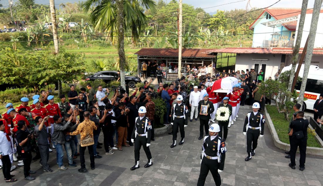 Prosesi pemakaman almarhum Wakil Presiden ke-9 Hamzah Haz secara militer di Yayasan Al-Ikhlas Cisarua, Kabupaten Bogor, Jawa Barat, Rabu (24/7). Wakil Presiden ke-9 Hamzah Haz wafat, Rabu pagi, pukul 09.30 WIB pada usia 84 tahun. - JPNN.com