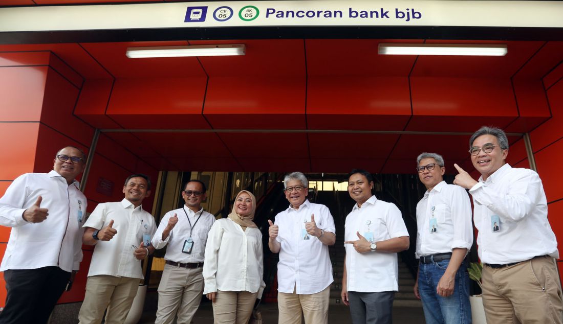 Dirut Bank BJB Yuddy Renaldi beserta jajarannya saat peresmian naming rights stasiun LRT Pancoran Bank BJB, Jakarta, Kamis (25/7). Bank BJB berkolaborasi dengan PT KAI (Persero) sebagai operator LRT Jabodebek melalui program penamaan stasiun atau Naming Rights untuk stasiun Pancoran. Stasiun LRT Jabodebek Pancoran kini akan menggunakan nama bank bjb yaitu menjadi Stasiun LRT Jabodebek Pancoran bank bjb, sebagai bagian dari langkah strategis untuk meningkatkan visibilitas merek. - JPNN.com