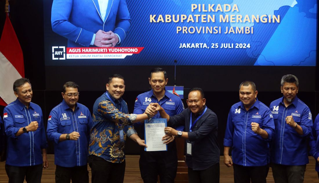 Ketua Umum Partai Demokrat Agus Harimurti Yudhoyono saat penyerahan surat rekomendasi Bakal Calon Kepala Daerah (Bacakada) di Kantor DPP Partai Demokrat, Jakarta, Kamis (25/7). Partai Demokrat menyerahkan 56 surat rekomendasi kepada pasangan kader Partai Demokrat untuk maju dalam Pilkada 2024. - JPNN.com