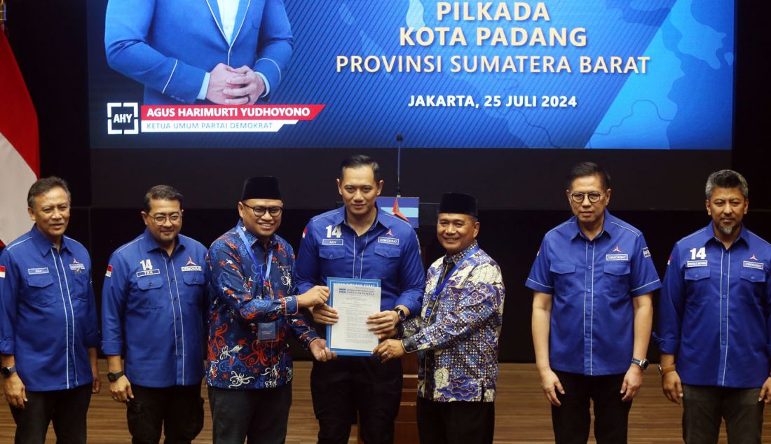 Ketua Umum Partai Demokrat Agus Harimurti Yudhoyono saat penyerahan surat rekomendasi Bakal Calon Kepala Daerah (Bacakada) di Kantor DPP Partai Demokrat, Jakarta, Kamis (25/7). Partai Demokrat menyerahkan 56 surat rekomendasi kepada pasangan kader Partai Demokrat untuk maju dalam Pilkada 2024. - JPNN.com