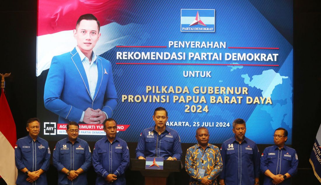 Ketua Umum Partai Demokrat Agus Harimurti Yudhoyono saat penyerahan surat rekomendasi Bakal Calon Kepala Daerah (Bacakada) di Kantor DPP Partai Demokrat, Jakarta, Kamis (25/7). Partai Demokrat menyerahkan 56 surat rekomendasi kepada pasangan kader Partai Demokrat untuk maju dalam Pilkada 2024. - JPNN.com