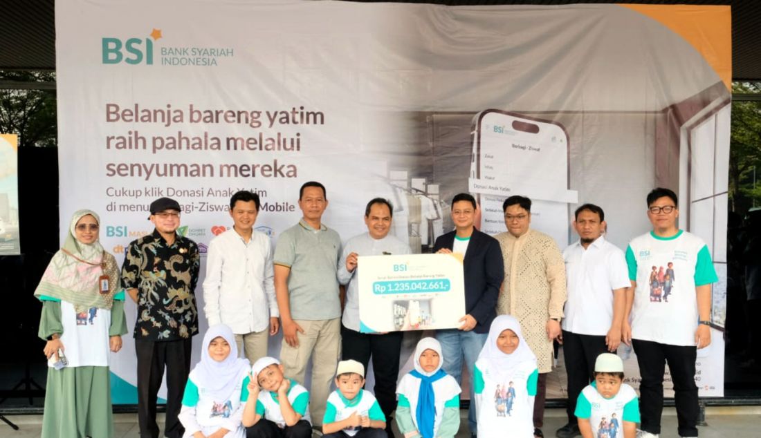 SEVP Digital Banking BSI Saut Parulian Saragih berbincang dan belanja bersama dengan anak-anak yatim didampingi perwakilan LAZ. (27/7). BSI bersama 7 Lembaga Amil Zakat (LAZ) mendukung literasi transaksi syariah melalui BSI Mobile melalui program Donasi Anak Yatim yang mencapai Rp3 Miliar. BSI hadir sebagai sahabat finansial, sahabat sosial dan sahabat spiritual bagi masyarakat. - JPNN.com